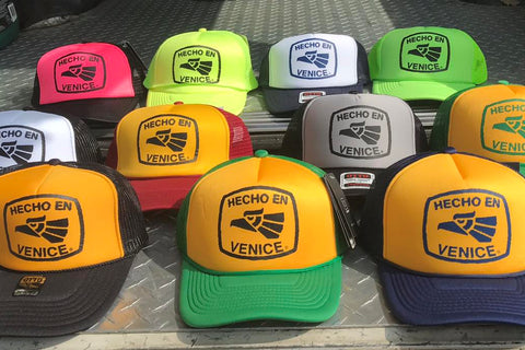 HECHO EN VENICE TWO-TONE TRUCKER HATS