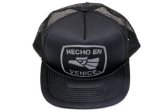 HECHO EN  VENICE FLAT BILL TRUCKER HAT